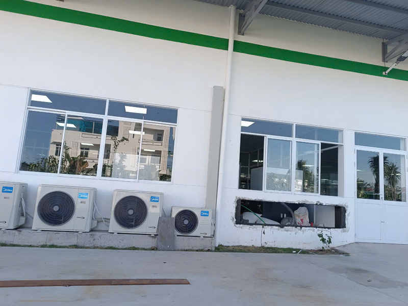 Dịch vụ vệ sinh kính tòa nhà